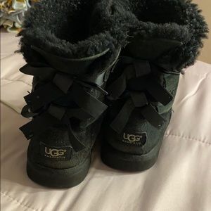 Kids black bailey bow uggs size 3